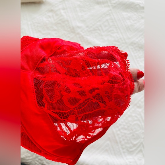 La perla bra. Authentic. Sexy. Size 34C. Bright red colour, lace bra. Like new. - Picture 5 of 7